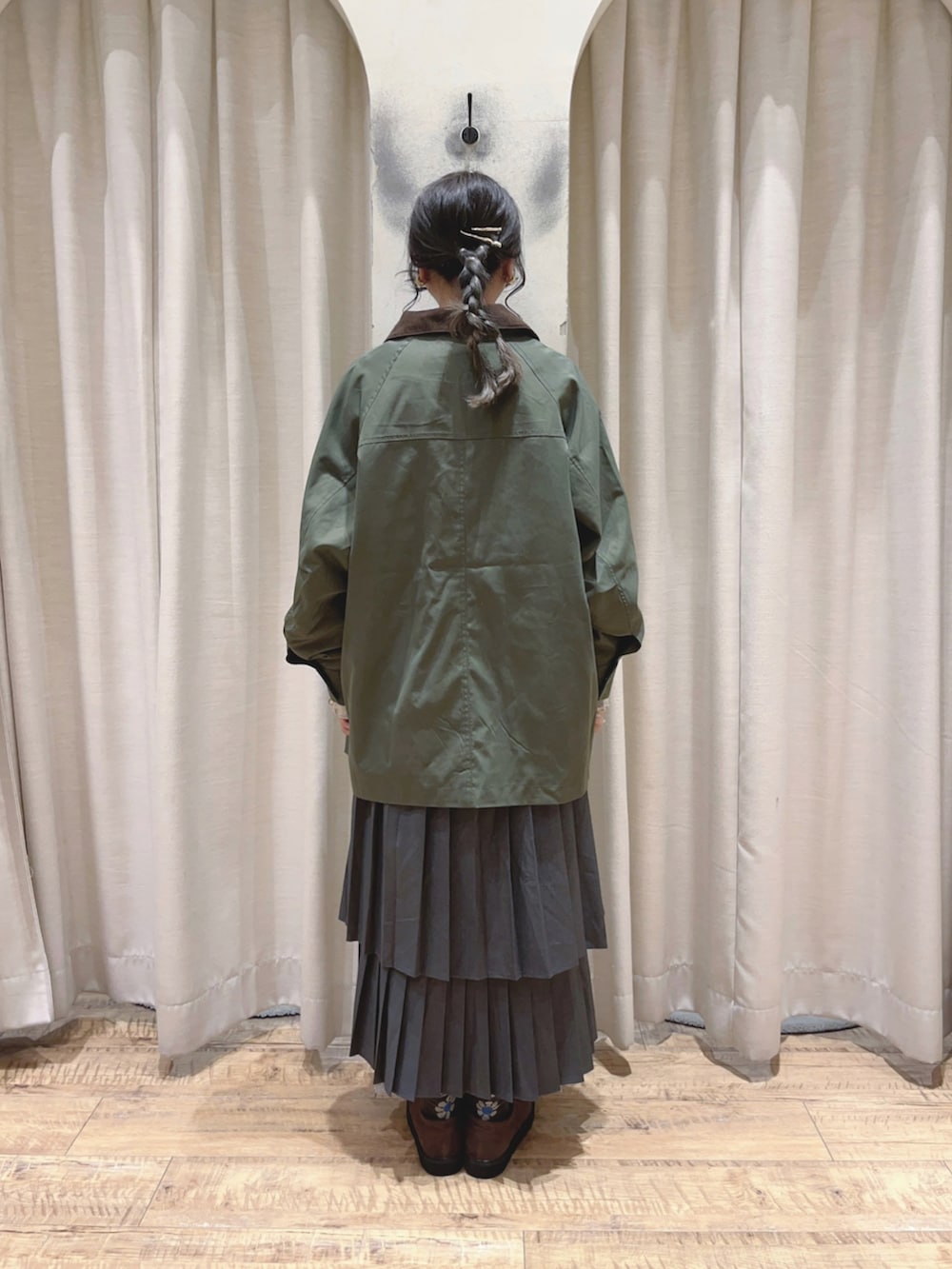 ブラウン系のその他シューズ、ブラウン系のハンドバッグ、グリーン系のブルゾンを着用したレディースの秋コーディネートの4枚目の写真