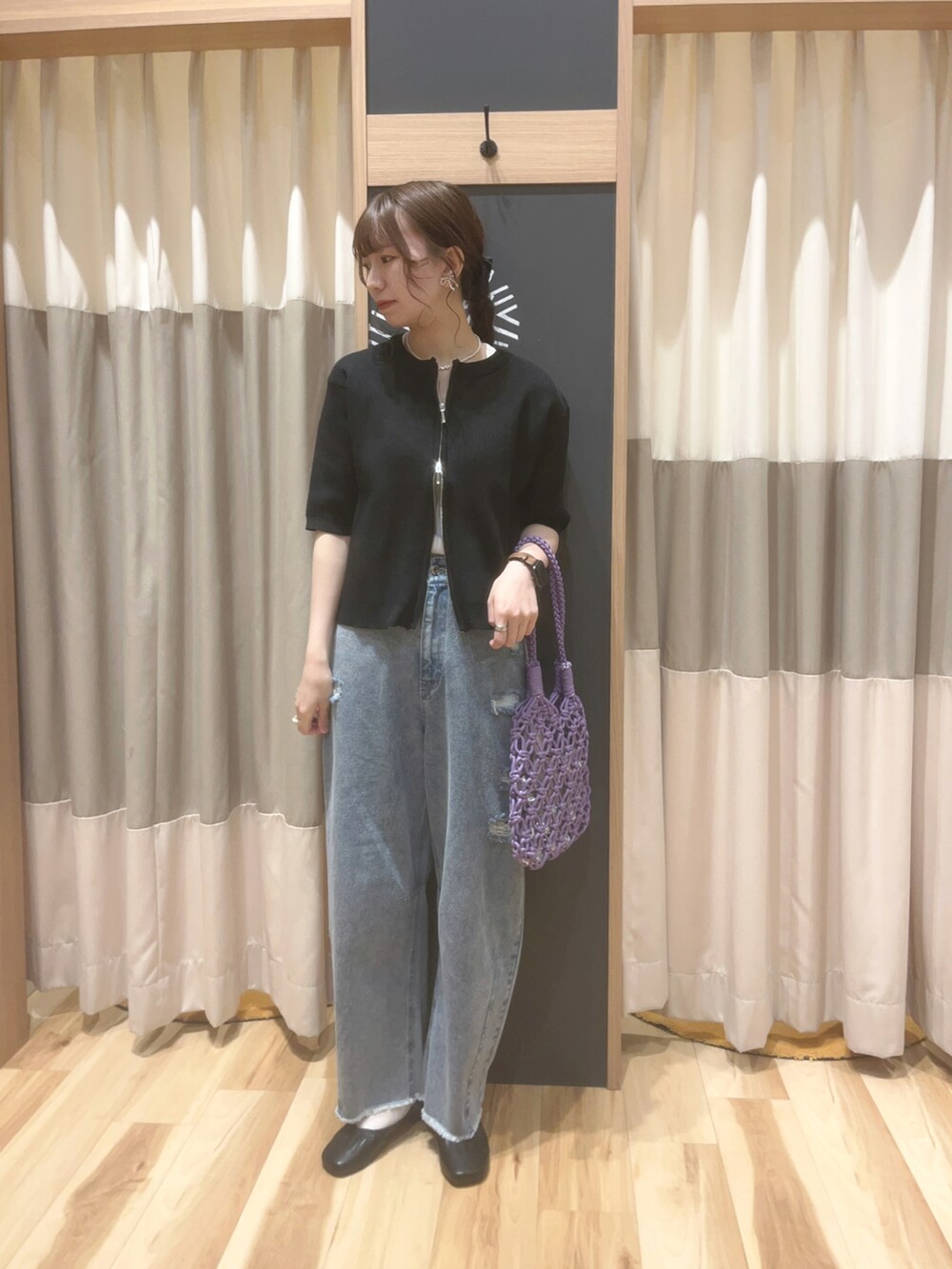 グリーン系のカーディガン/ボレロ、ホワイト系のTシャツ/カットソー、ホワイト系のハンドバッグを着用したレディースの春コーディネートの2枚目の写真