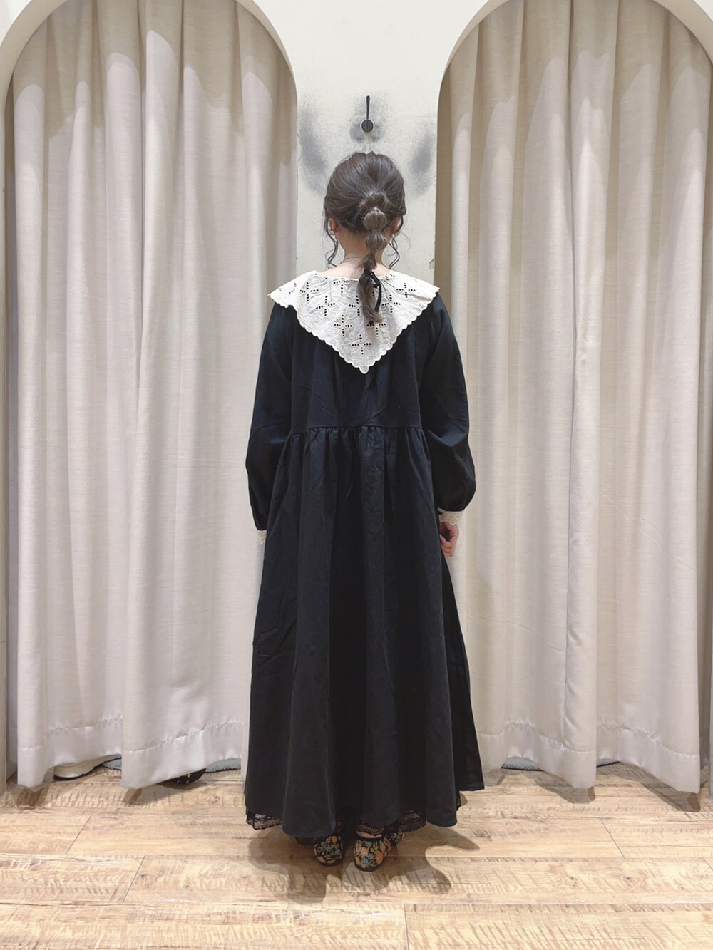 ブラック系のワンピース、ブラック系のその他パンツ、ブラック系のハンドバッグを着用したレディースの秋コーディネートの2枚目の写真