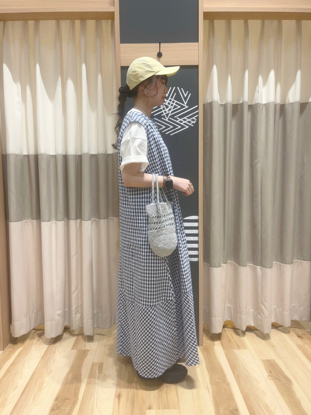 シルバー系のハンドバッグ、ブラック系のドレスシューズ、ホワイト系のTシャツ/カットソーを着用したレディースの春コーディネートの2枚目の写真