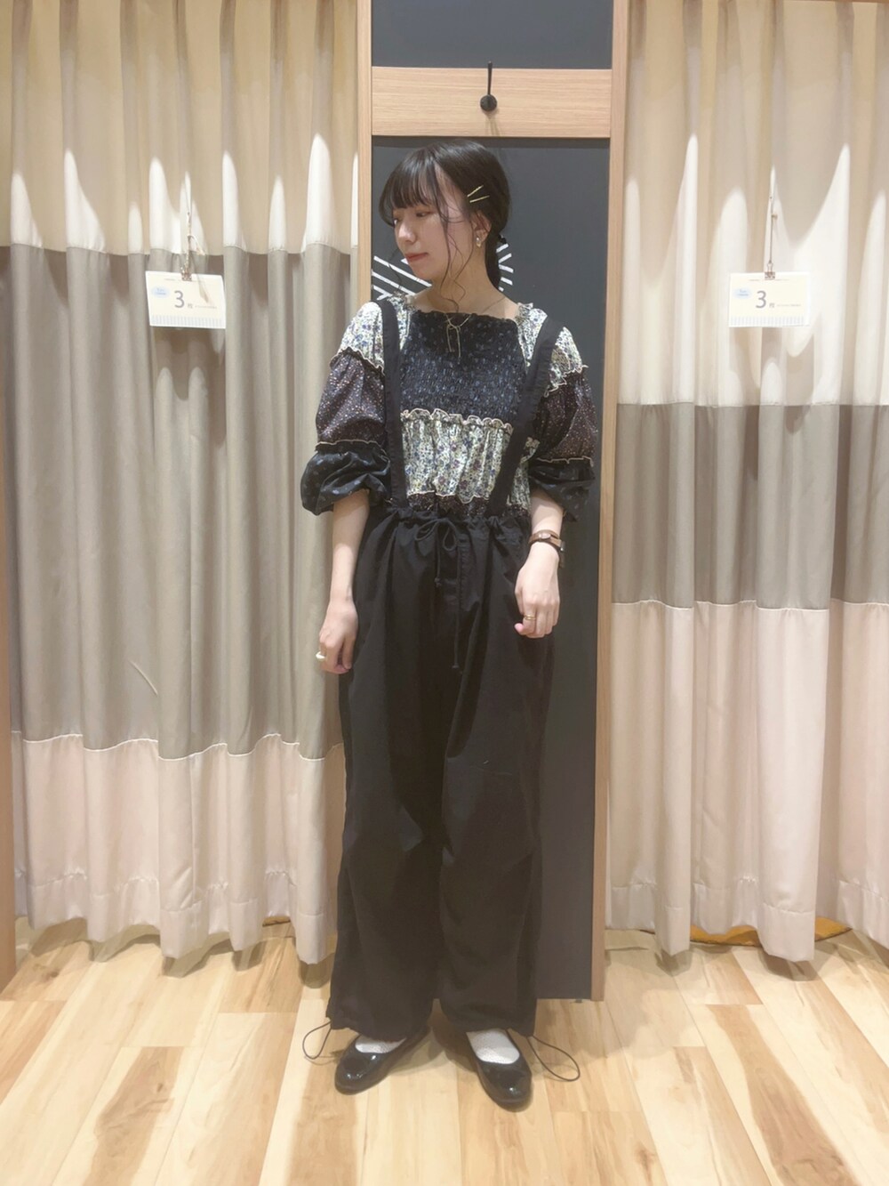 ブラック系のその他パンツ、ブラック系のシャツ/ブラウスを着用したレディースの秋コーディネートの2枚目の写真