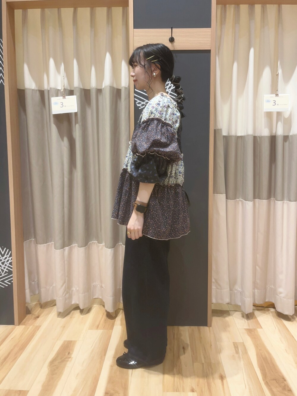 ブラック系のシャツ/ブラウス、ベージュ系のTシャツ/カットソー、ブラック系のハンドバッグを着用したレディースの秋コーディネートの2枚目の写真