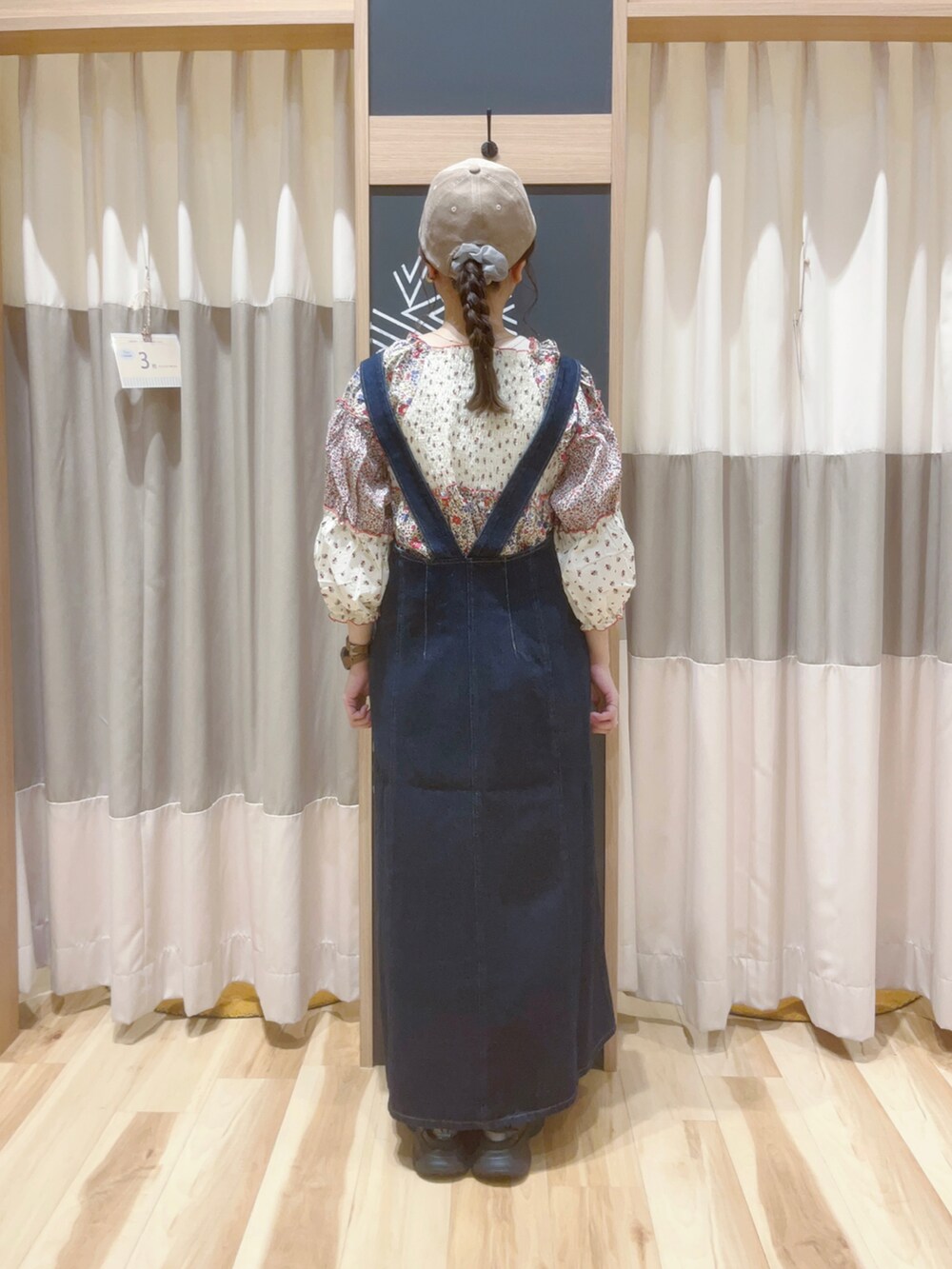 ホワイト系のシャツ/ブラウス、ブルー系のワンピース、ベージュ系のTシャツ/カットソーを着用したレディースの秋コーディネートの2枚目の写真