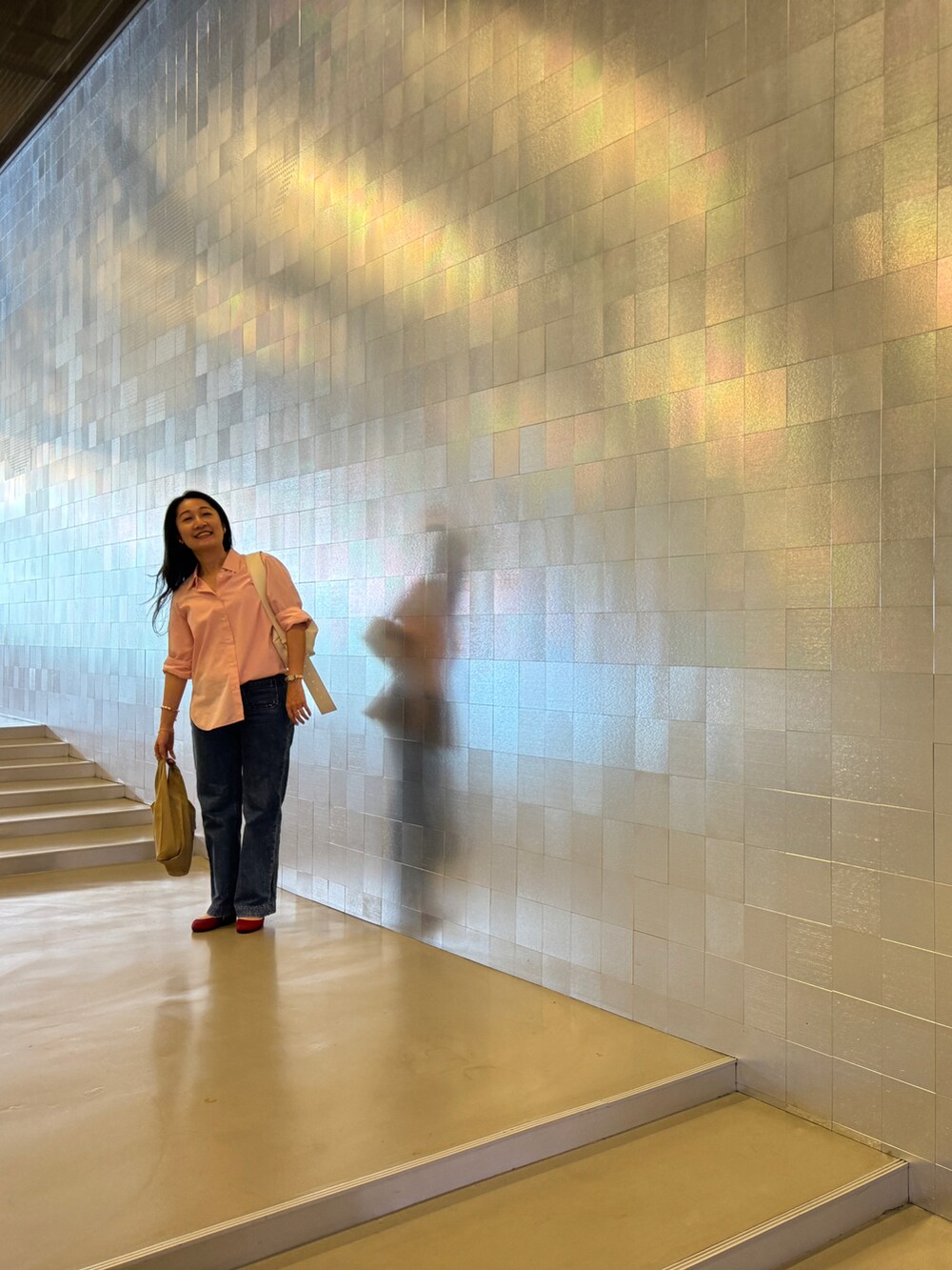 ホワイト系のショルダーバッグ、ピンク系のシャツ/ブラウスを着用したレディースの春コーディネートの2枚目の写真