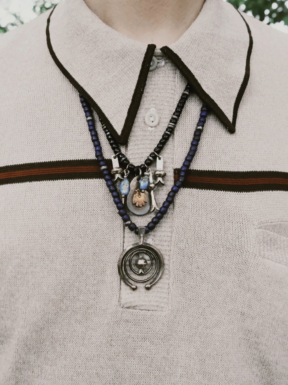 ブルー系のコインケースを着用したメンズの夏コーディネートの5枚目の写真