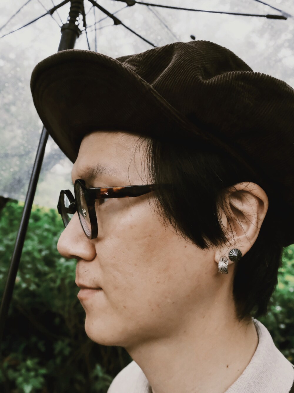 ブルー系のコインケースを着用したメンズの夏コーディネートの3枚目の写真