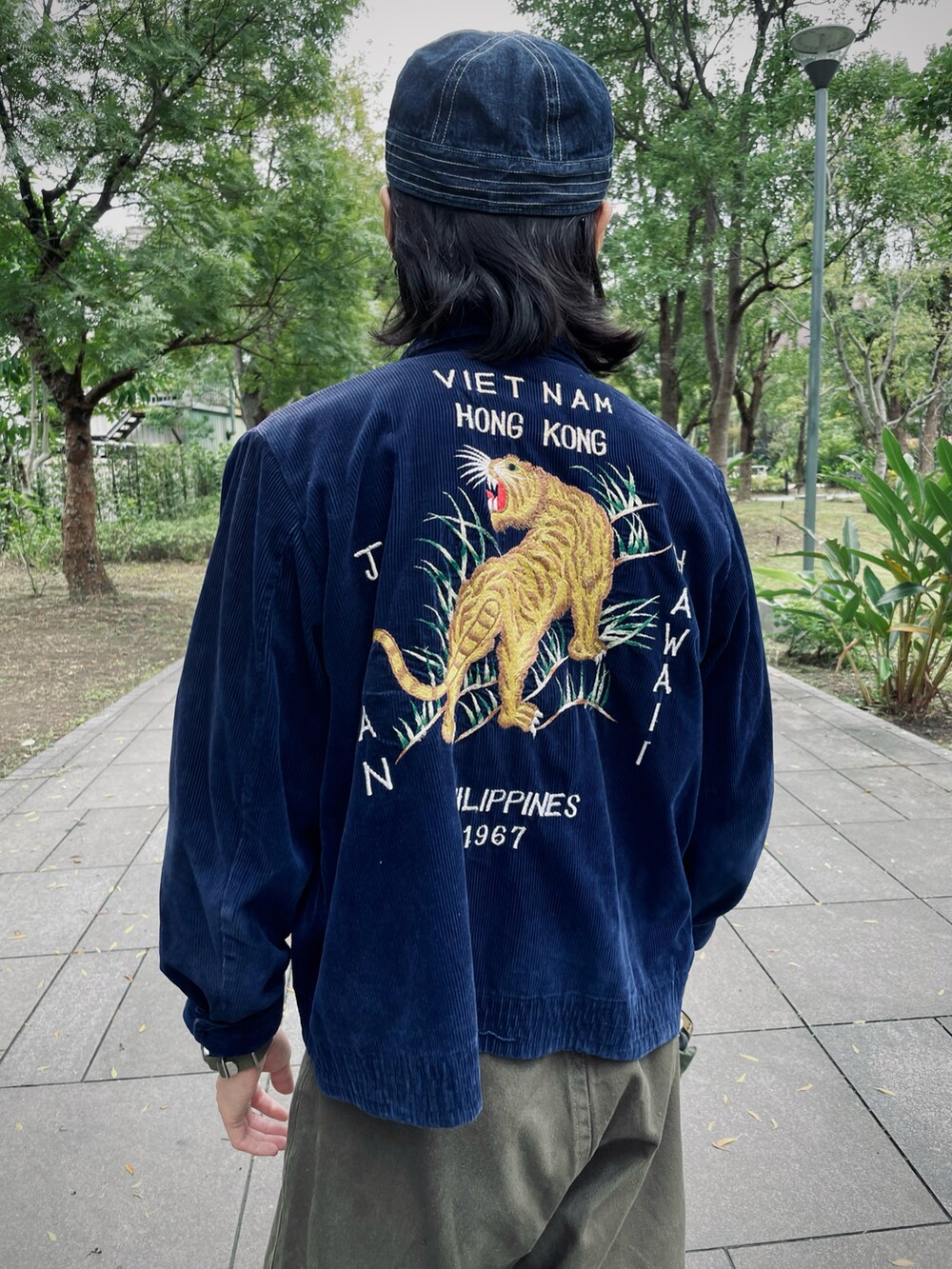 ブルー系のその他アウターを着用したメンズの秋コーディネートの3枚目の写真