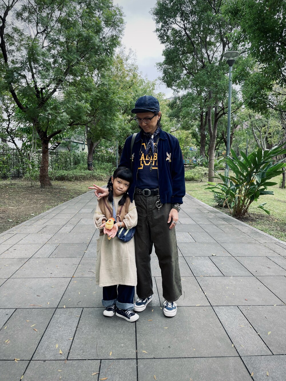 ブルー系のその他アウターを着用したメンズの秋コーディネートの5枚目の写真