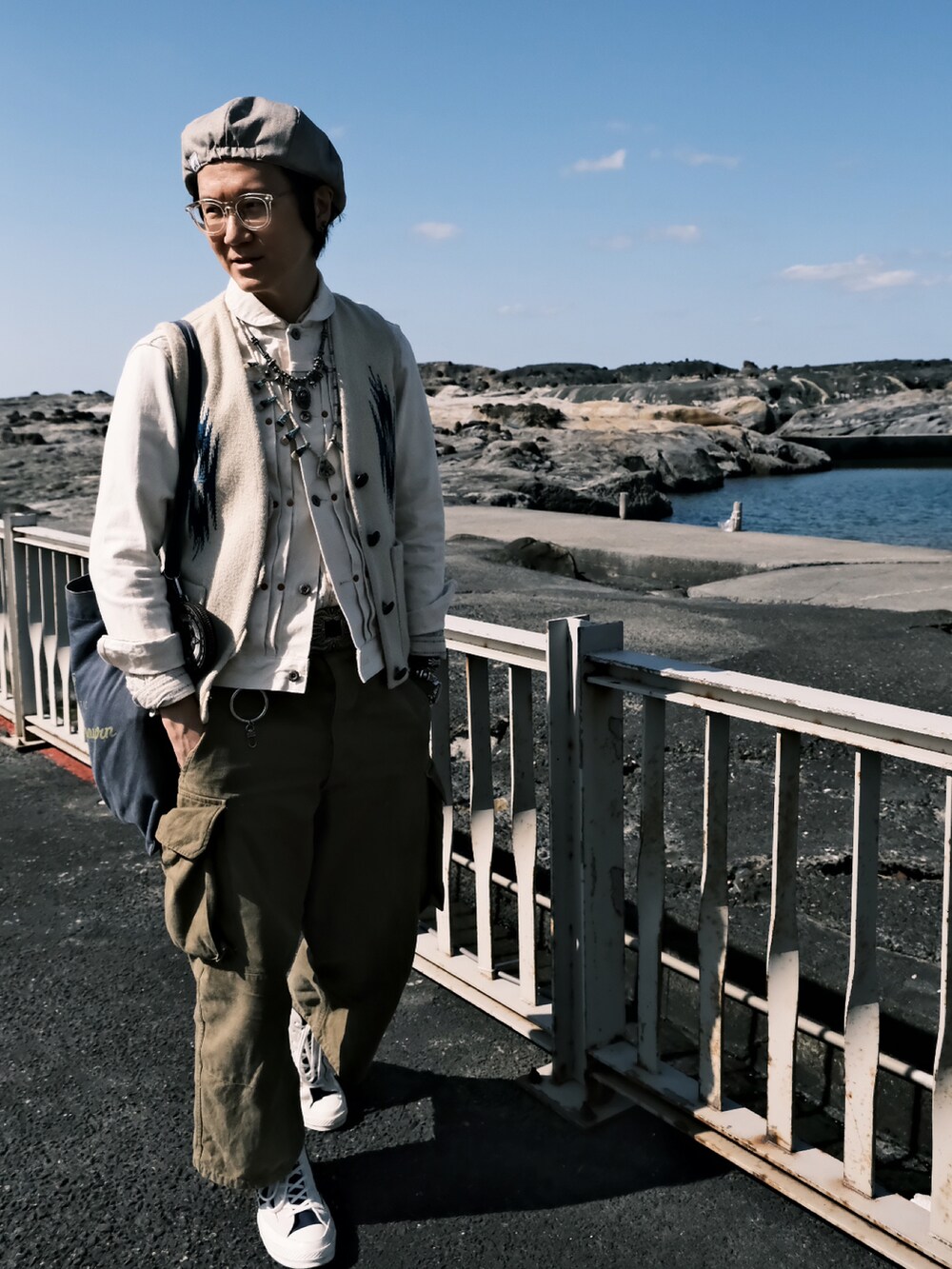 グリーン系のネックレスを着用したメンズの春コーディネートの5枚目の写真