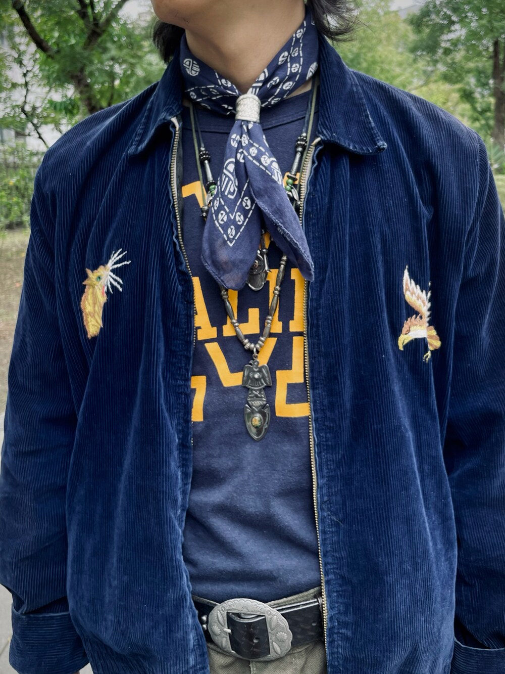 ブルー系のその他アウターを着用したメンズの秋コーディネートの2枚目の写真