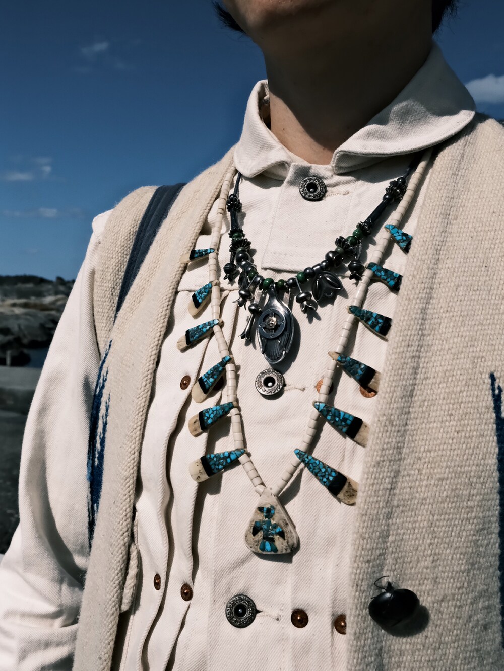 グリーン系のネックレスを着用したメンズの春コーディネートの4枚目の写真