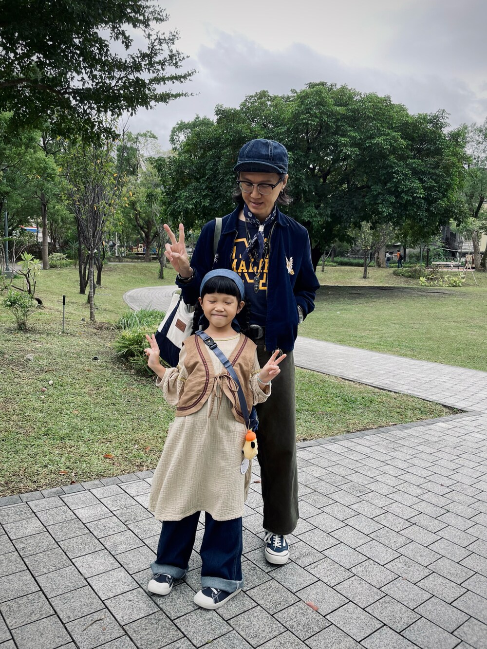 ブルー系のその他アウターを着用したメンズの秋コーディネートの4枚目の写真