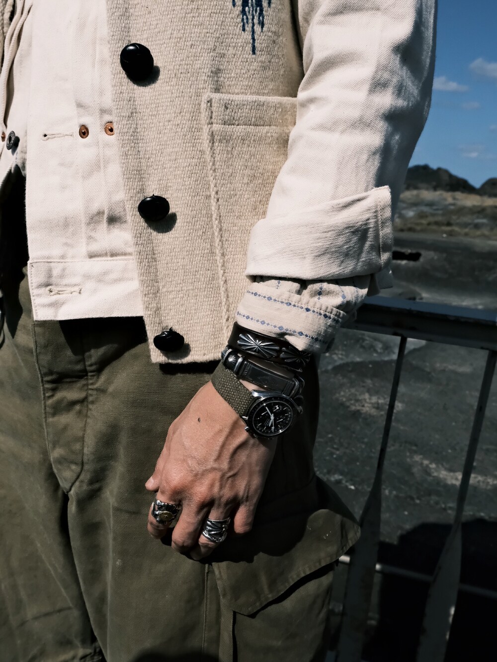 グリーン系のネックレスを着用したメンズの春コーディネートの2枚目の写真