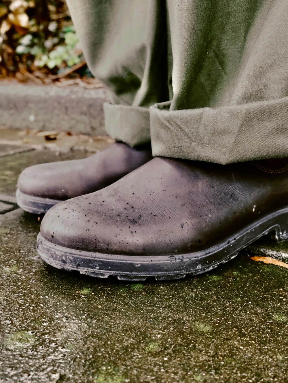 ブルー系のコインケースを着用したメンズの夏コーディネートの2枚目の写真