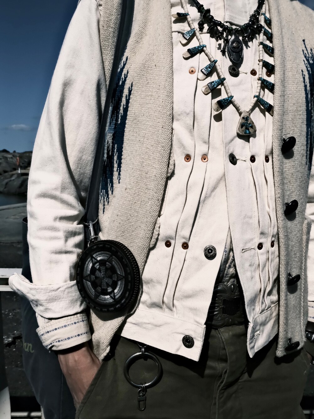 グリーン系のネックレスを着用したメンズの春コーディネートの3枚目の写真