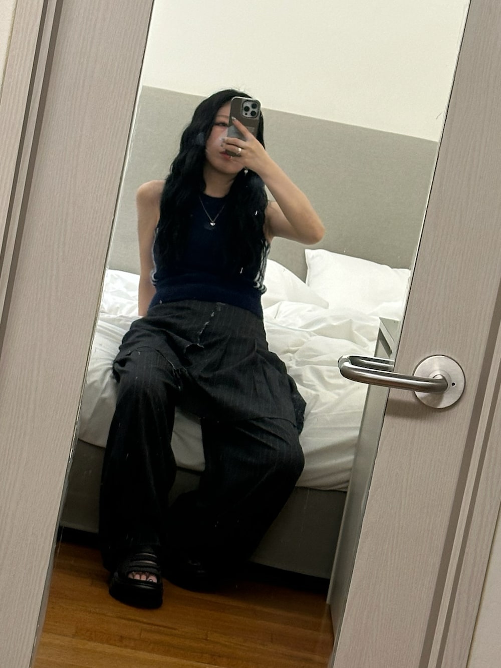 グレー系のスカート、ブルー系のタンクトップ、グレー系のスラックスを着用したレディースの秋コーディネートの3枚目の写真