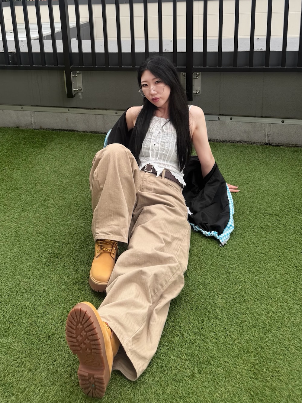 その他のブルゾン、ベージュ系のブーツ、ホワイト系のキャミソールを着用したレディースの夏コーディネートの3枚目の写真