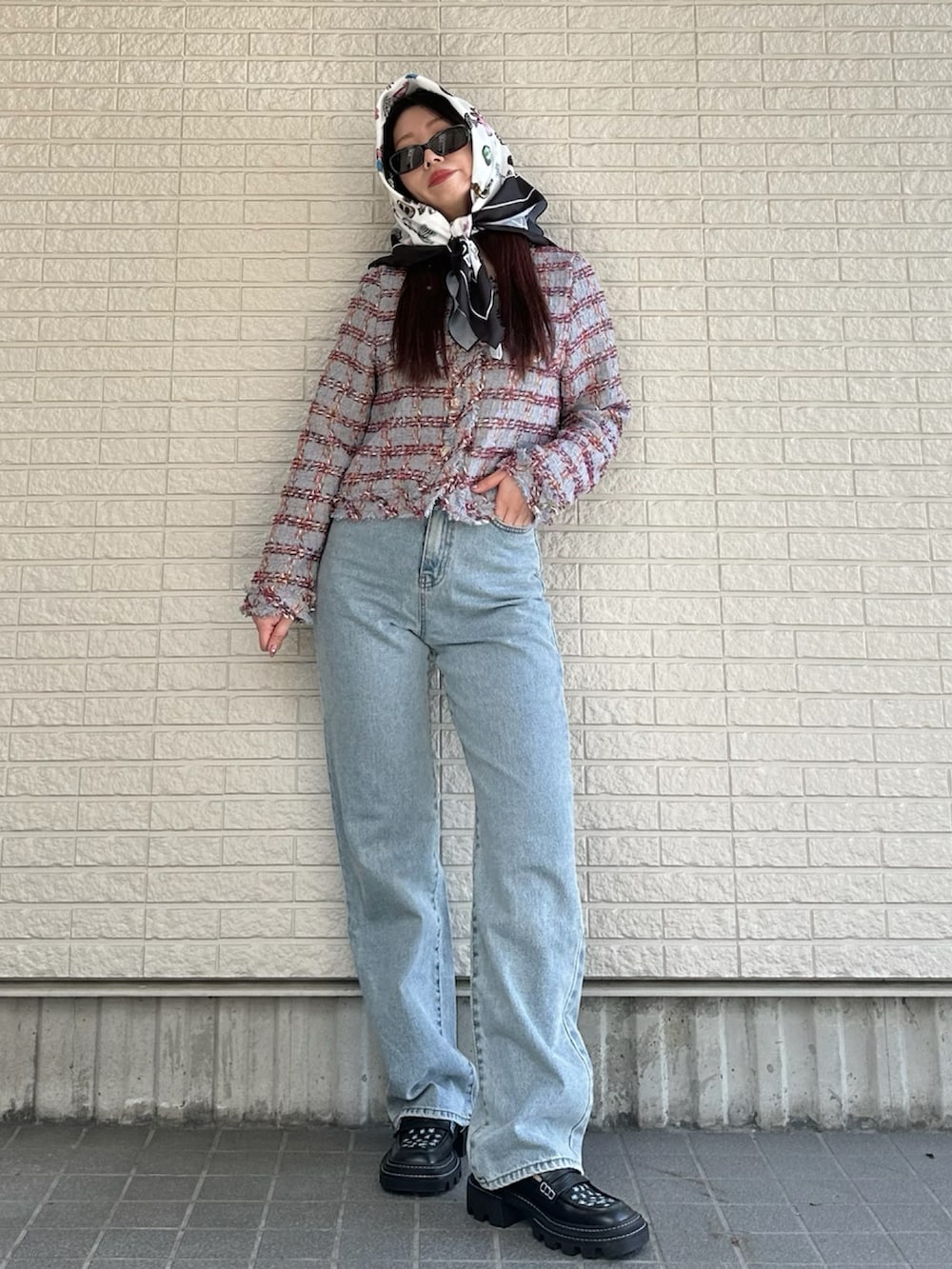 ブルー系のジャケット/アウター、ブルー系のデニムパンツ、ブラック系のローファーを着用したレディースの春コーディネートの2枚目の写真