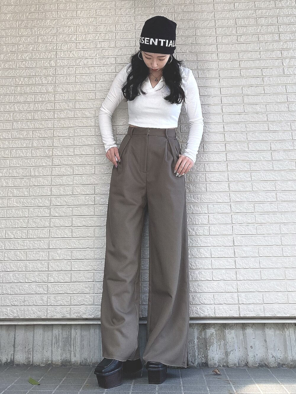 ホワイト系のTシャツ/カットソー、ブラウン系のその他パンツ、その他のローファーを着用したレディースの春コーディネートの2枚目の写真