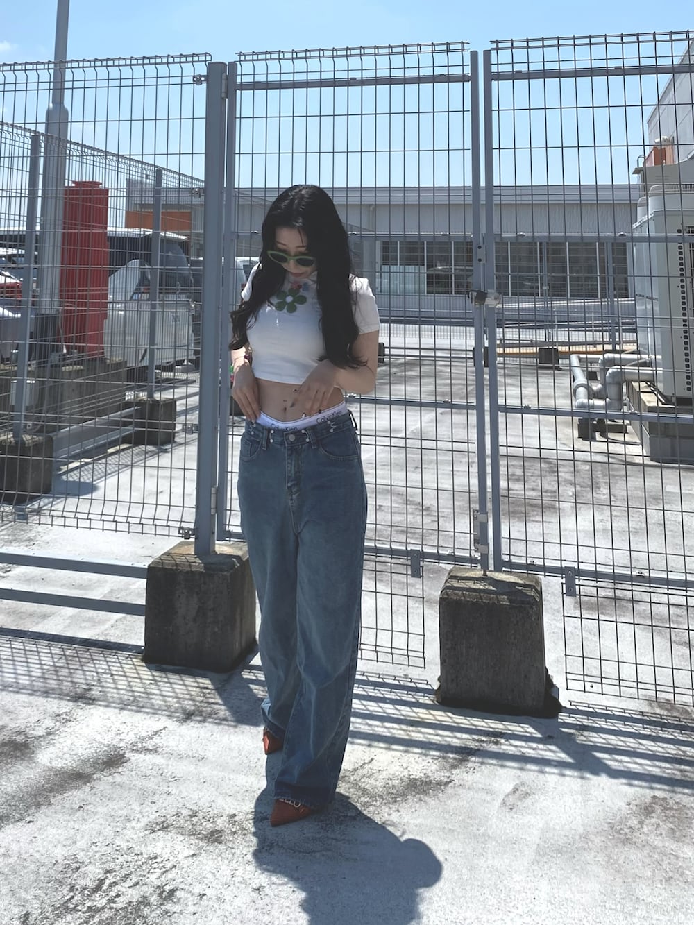 「デニム、デニムパンツ、夏、夏コーデ、サングラス、shein、クロップドトップス、腰パン、y2k、プチプラコーデ、カジュアル、白Tシャツ、夏だ！Tシャツ着よう！、パンツスタイル、着回しコーデ」｜「SHEINのアイテム（デニムパンツ、ブルー系）」を使った、Maiさん（レディース・157cm）の夏コーディネートの2枚目の写真