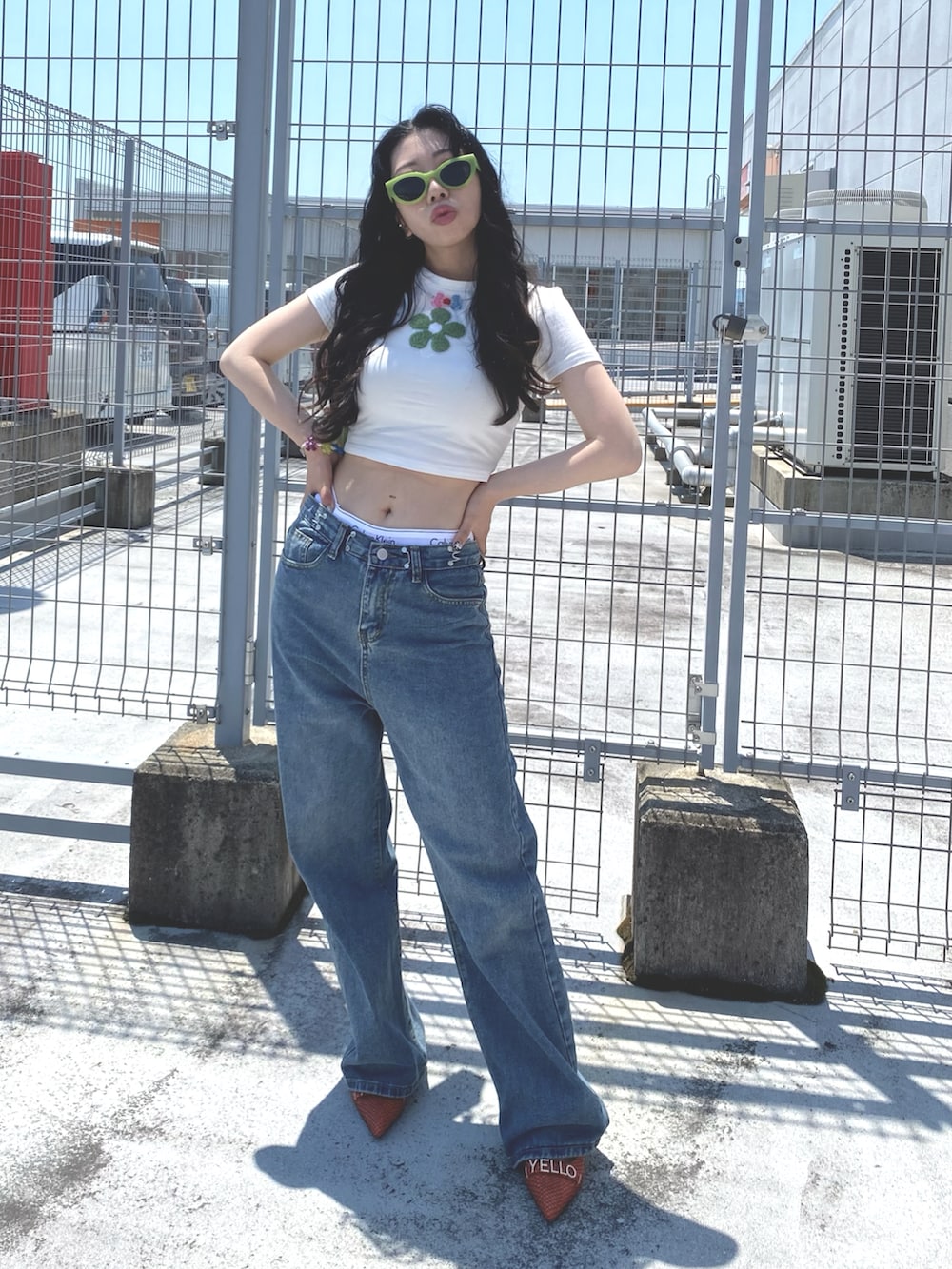 「デニム、デニムパンツ、夏、夏コーデ、サングラス、shein、クロップドトップス、腰パン、y2k、プチプラコーデ、カジュアル、白Tシャツ、夏だ！Tシャツ着よう！、パンツスタイル、着回しコーデ」｜「SHEINのアイテム（デニムパンツ、ブルー系）」を使った、Maiさん（レディース・157cm）の夏コーディネートの3枚目の写真