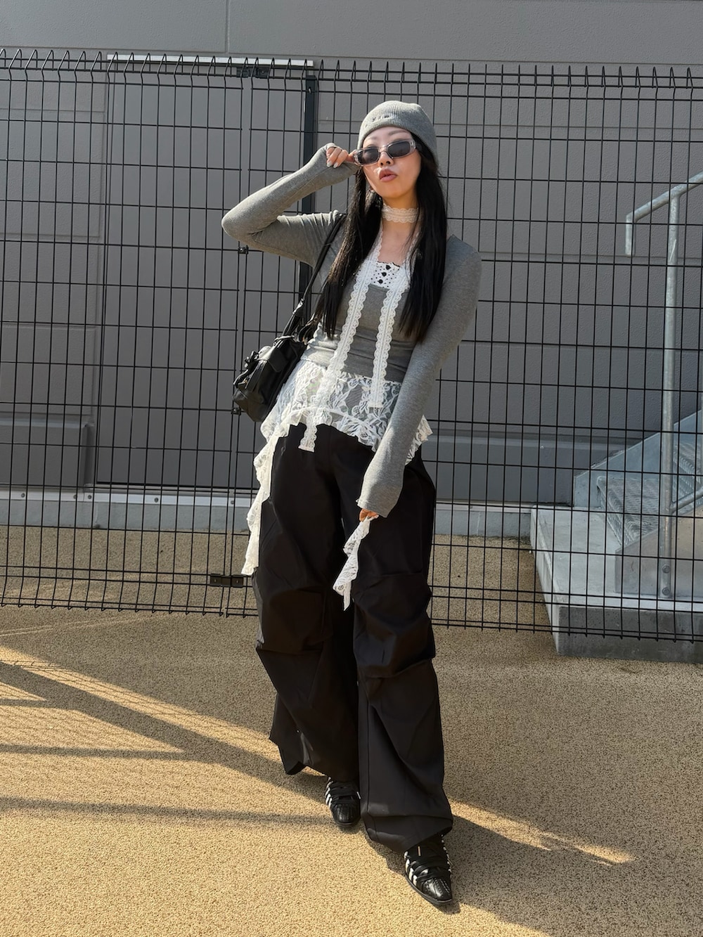 ブラック系のパンツ、グレー系の帽子を着用したレディースの冬コーディネートの2枚目の写真