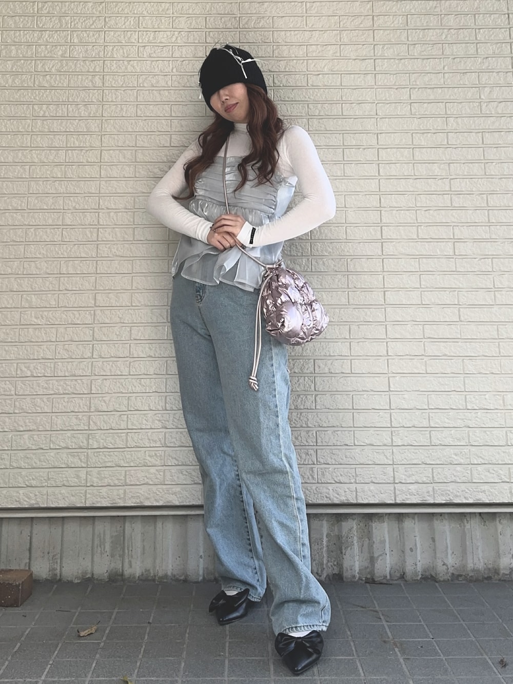 グレー系のキャミソール、ホワイト系のTシャツ/カットソー、ブルー系のデニムパンツを着用したレディースの春コーディネートの2枚目の写真