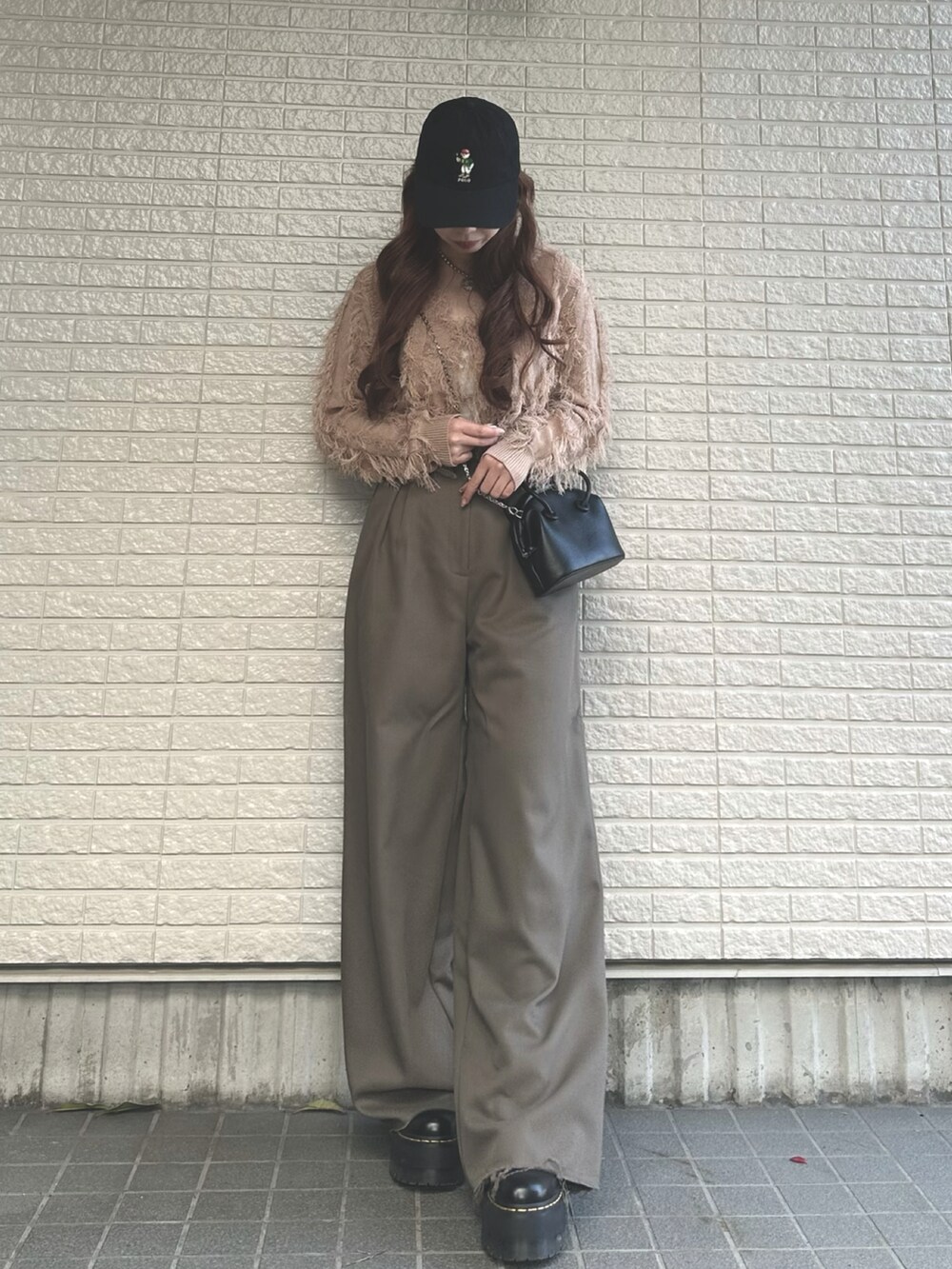 ベージュ系のカーディガン/ボレロ、ブラック系のバッグ、ブラウン系のその他パンツを着用したレディースの春コーディネートの2枚目の写真