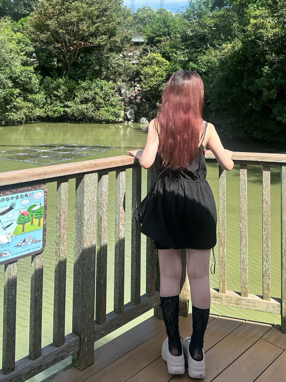 ブラウン系のサンダル、ブラック系のキャミソール、ブラック系のその他パンツを着用したレディースの秋コーディネートの2枚目の写真