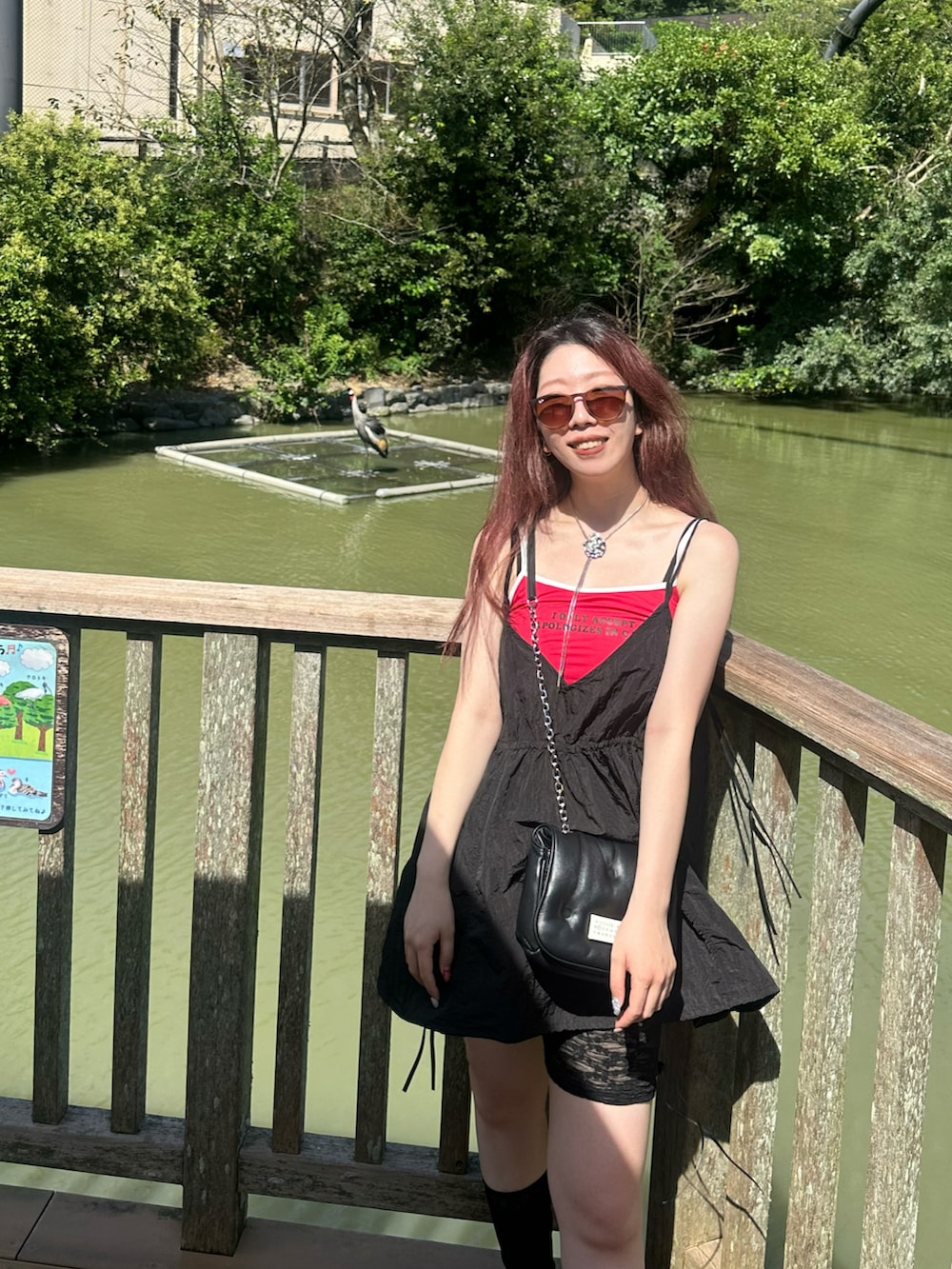 ブラウン系のサンダル、ブラック系のキャミソール、ブラック系のその他パンツを着用したレディースの秋コーディネートの3枚目の写真