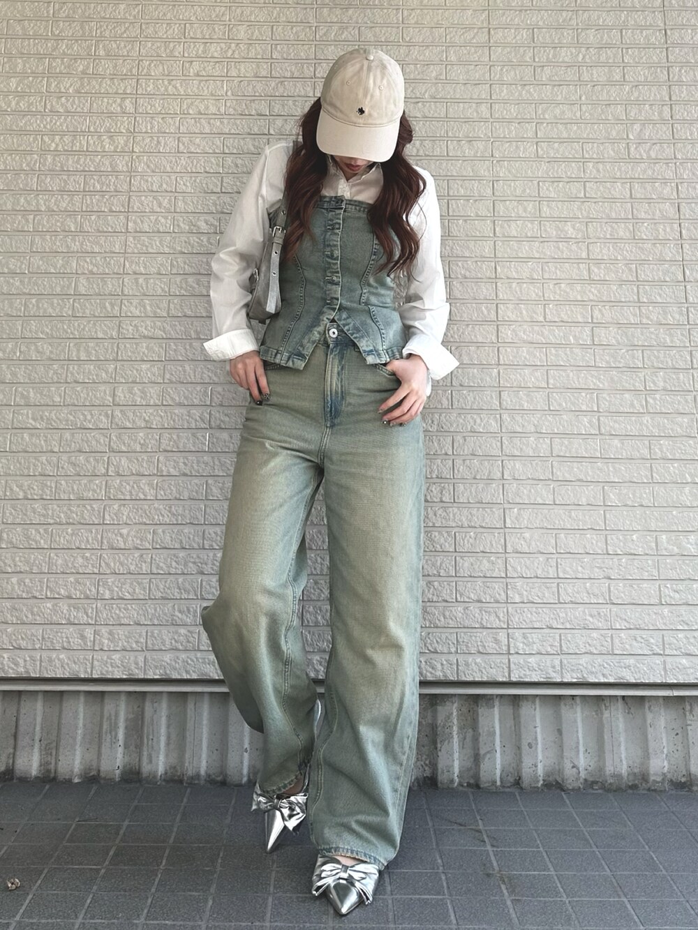 ブルー系のその他トップス、ブルー系のデニムパンツ、シルバー系のシューズを着用したレディースの春コーディネートの2枚目の写真