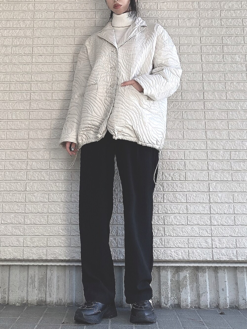 ホワイト系のその他アウター、ブラック系のその他パンツ、ブラック系のスニーカーを着用したレディースの冬コーディネートの2枚目の写真