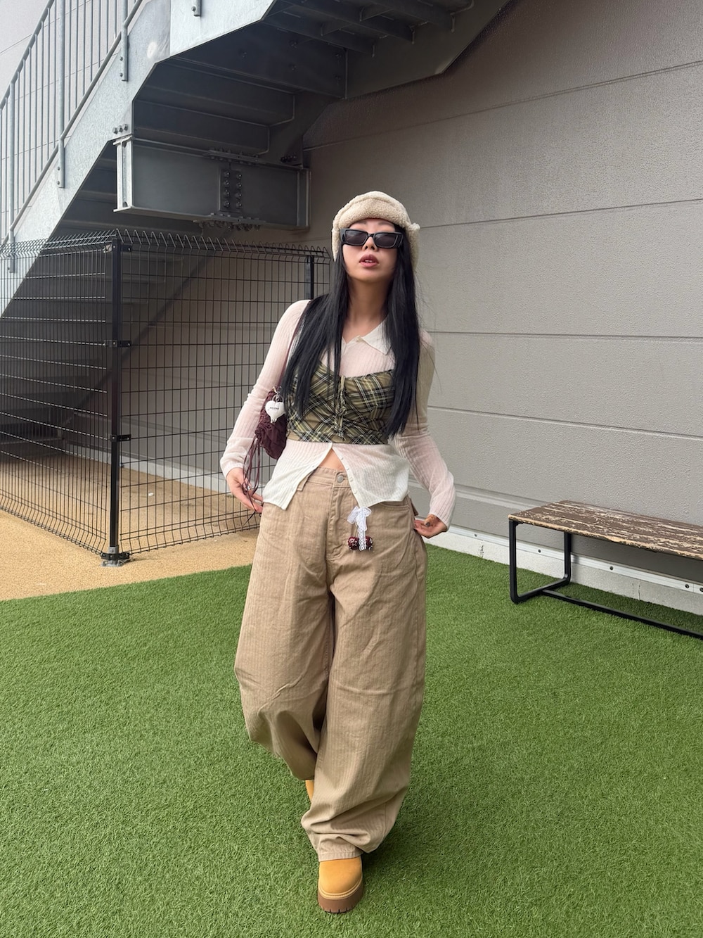 ホワイト系のニット/セーターを着用したレディースの冬コーディネートの3枚目の写真