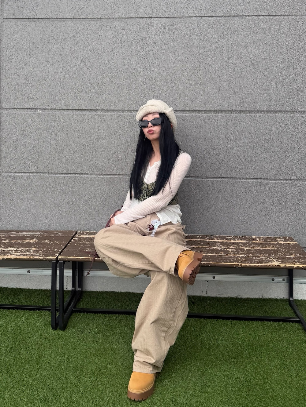 ホワイト系のニット/セーターを着用したレディースの冬コーディネートの2枚目の写真