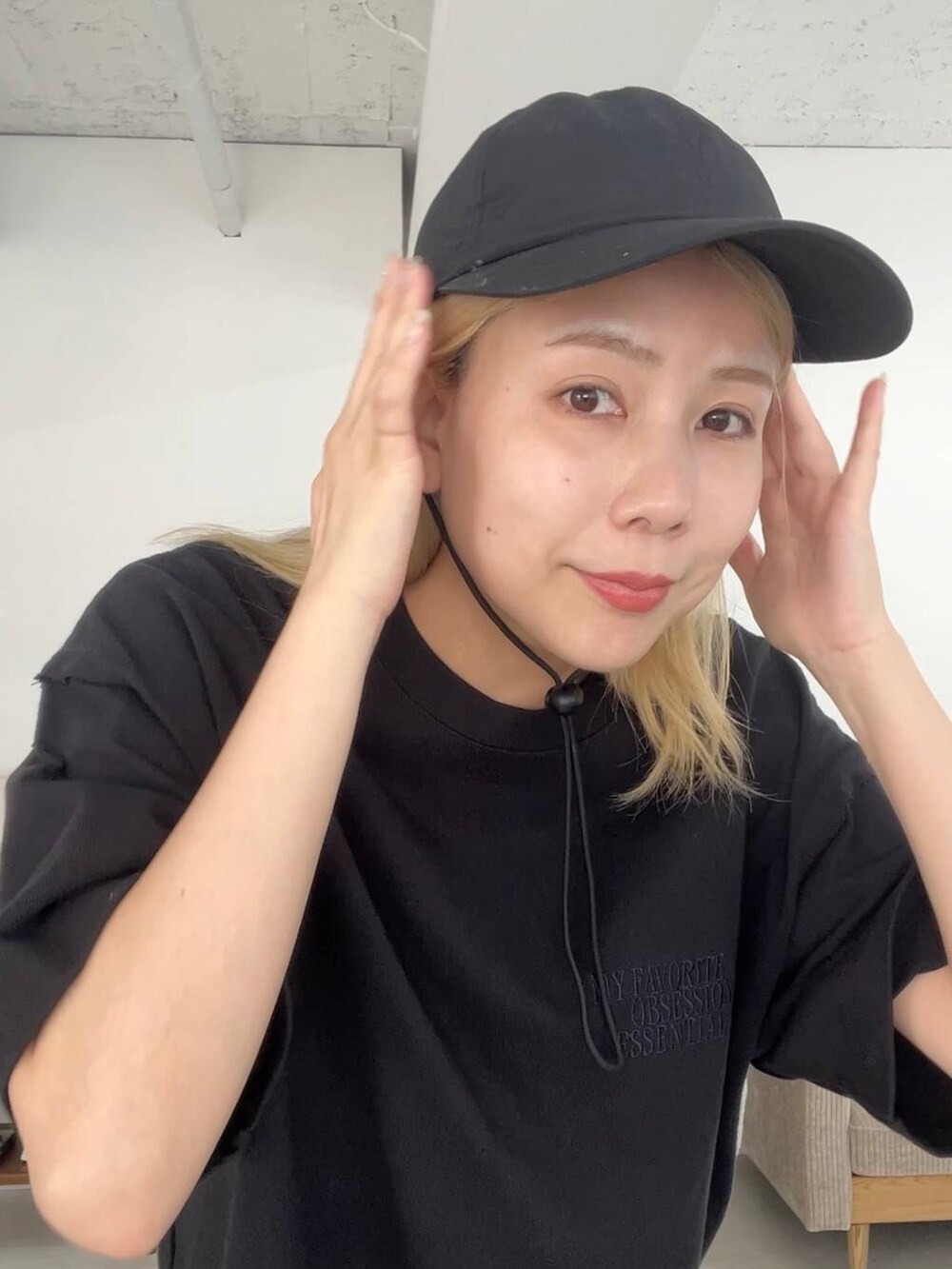 ブラック系のその他パンツ、ブラック系のTシャツ/カットソー、ブラック系のキャップを着用したレディースの春コーディネートの2枚目の写真