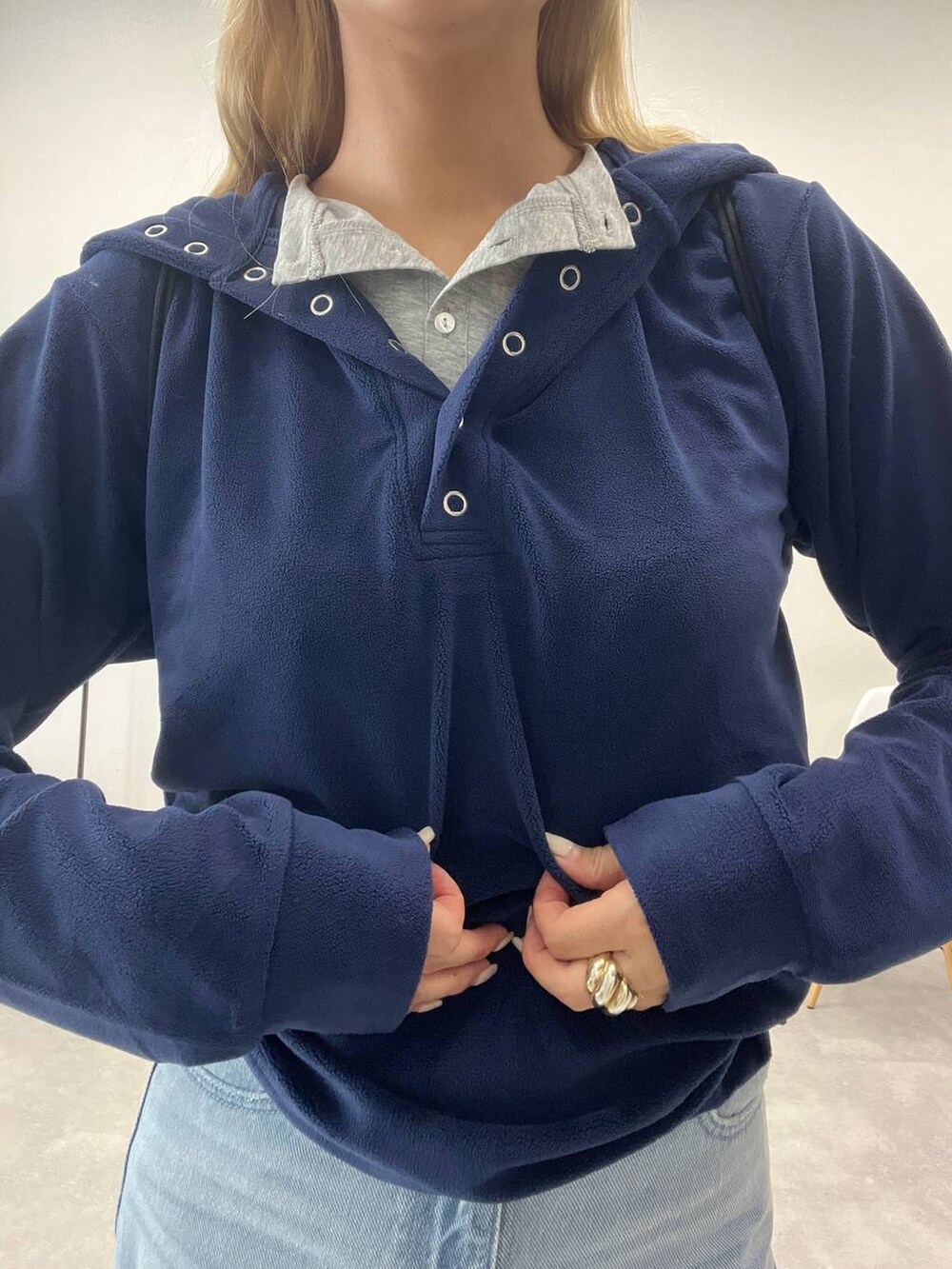 ブルー系のデニムパンツ、ブラック系のバックパック/リュック、ブルー系のパーカーを着用したレディースの秋コーディネートの2枚目の写真