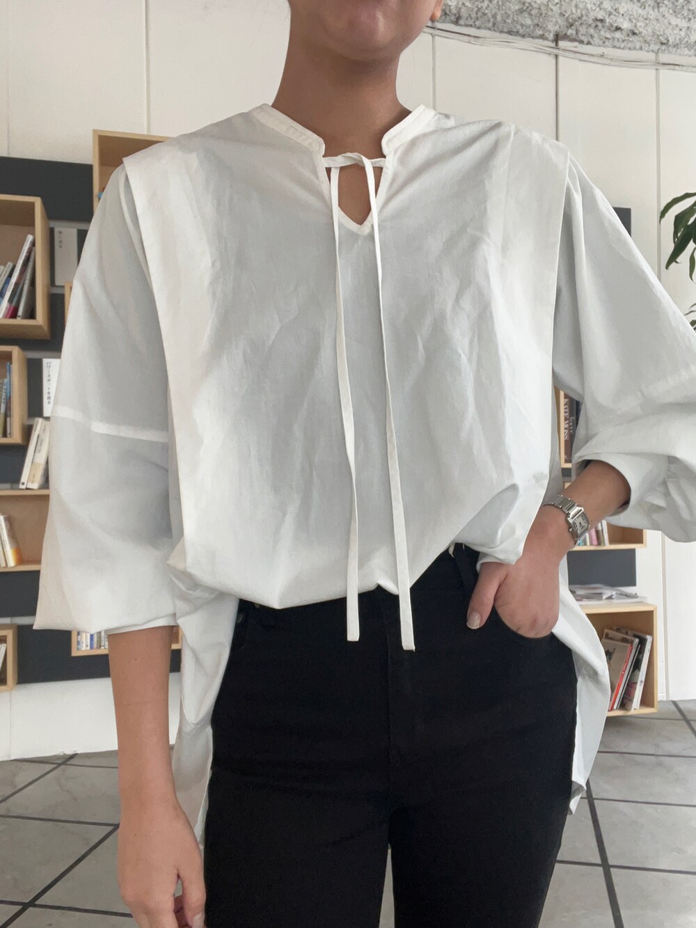 ブラック系のデニムパンツ、ホワイト系のシャツ/ブラウスを着用したレディースの冬コーディネートの2枚目の写真