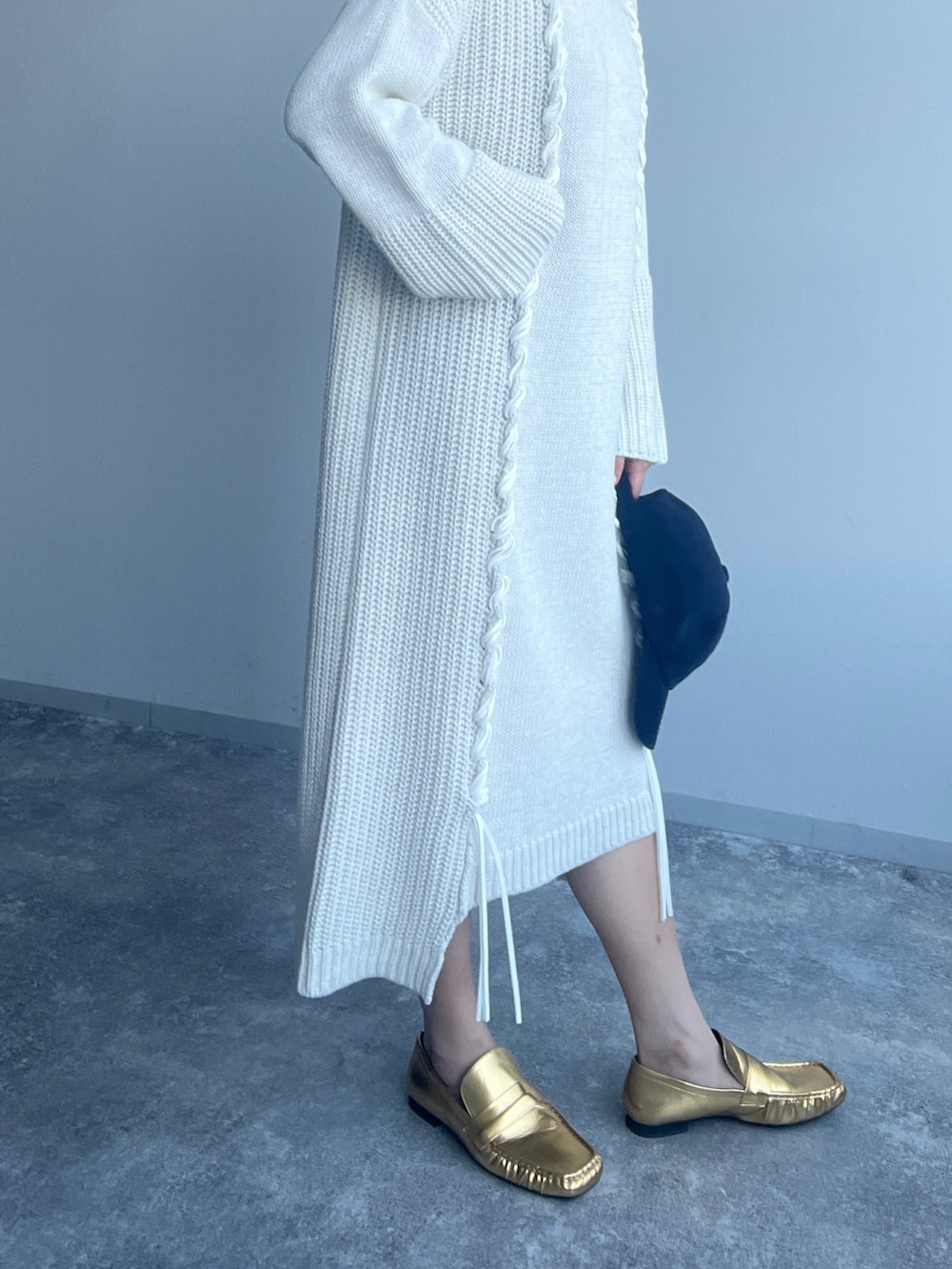 ホワイト系のワンピース、ゴールド系のローファー、ブルー系のキャップを着用したレディースの夏コーディネートの2枚目の写真