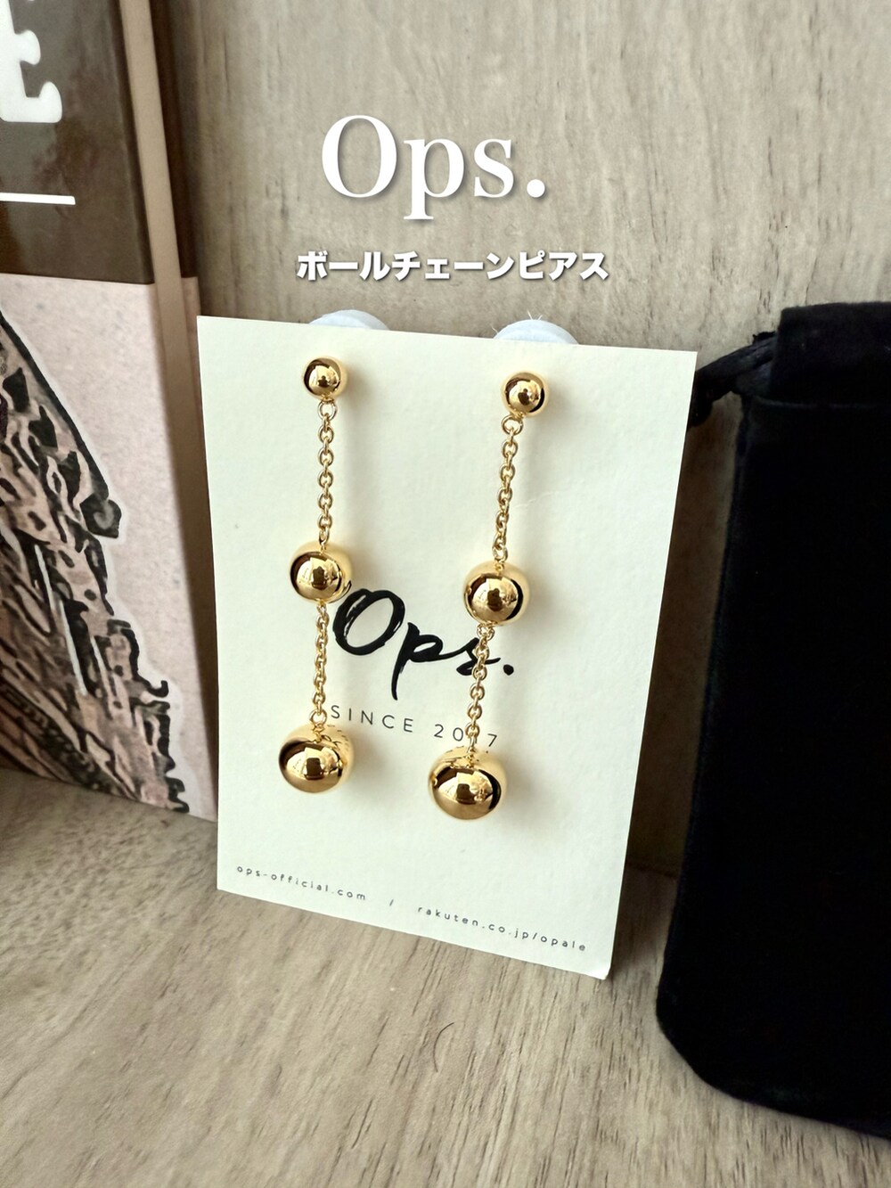 イエロー系のニット/セーター、ゴールド系のピアス（両耳用）を着用したレディースの夏コーディネートの2枚目の写真