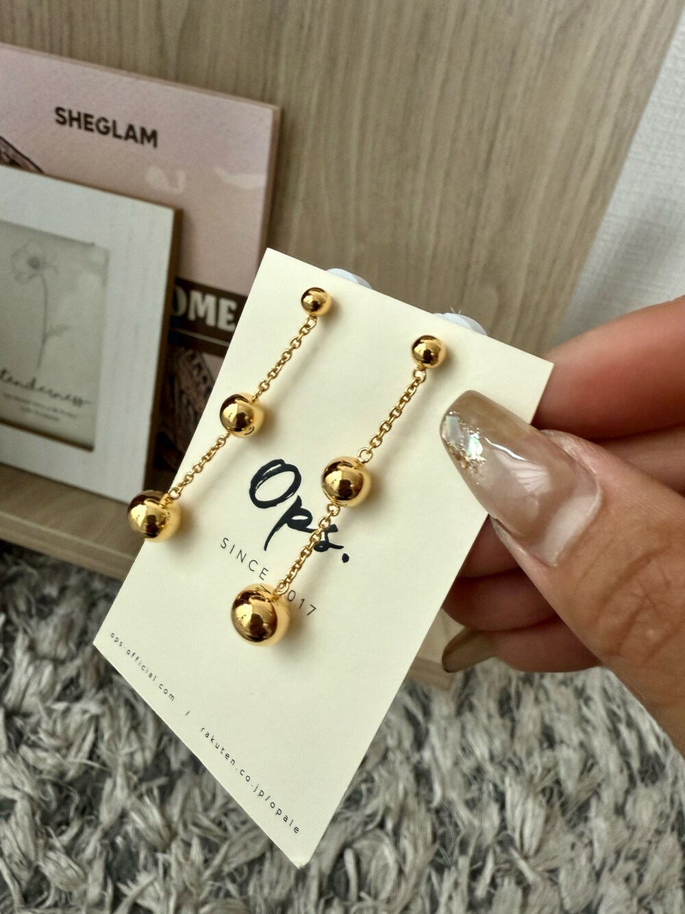 イエロー系のニット/セーター、ゴールド系のピアス（両耳用）を着用したレディースの夏コーディネートの4枚目の写真