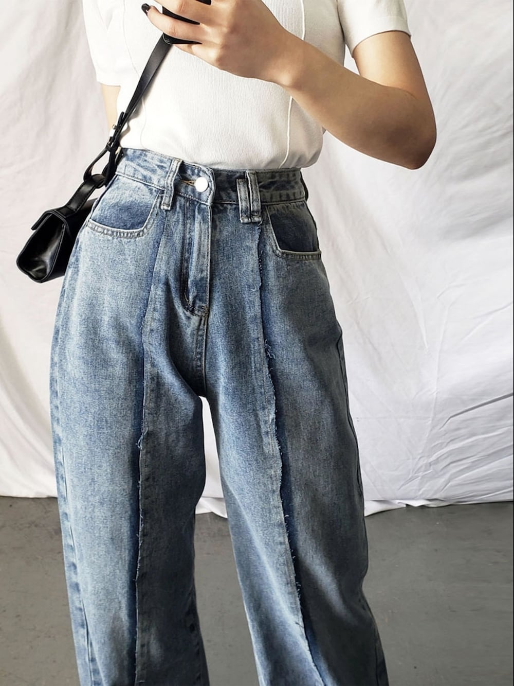 ブルー系のデニムパンツ、ブラック系のスリッポンを着用したレディースの春コーディネートの2枚目の写真