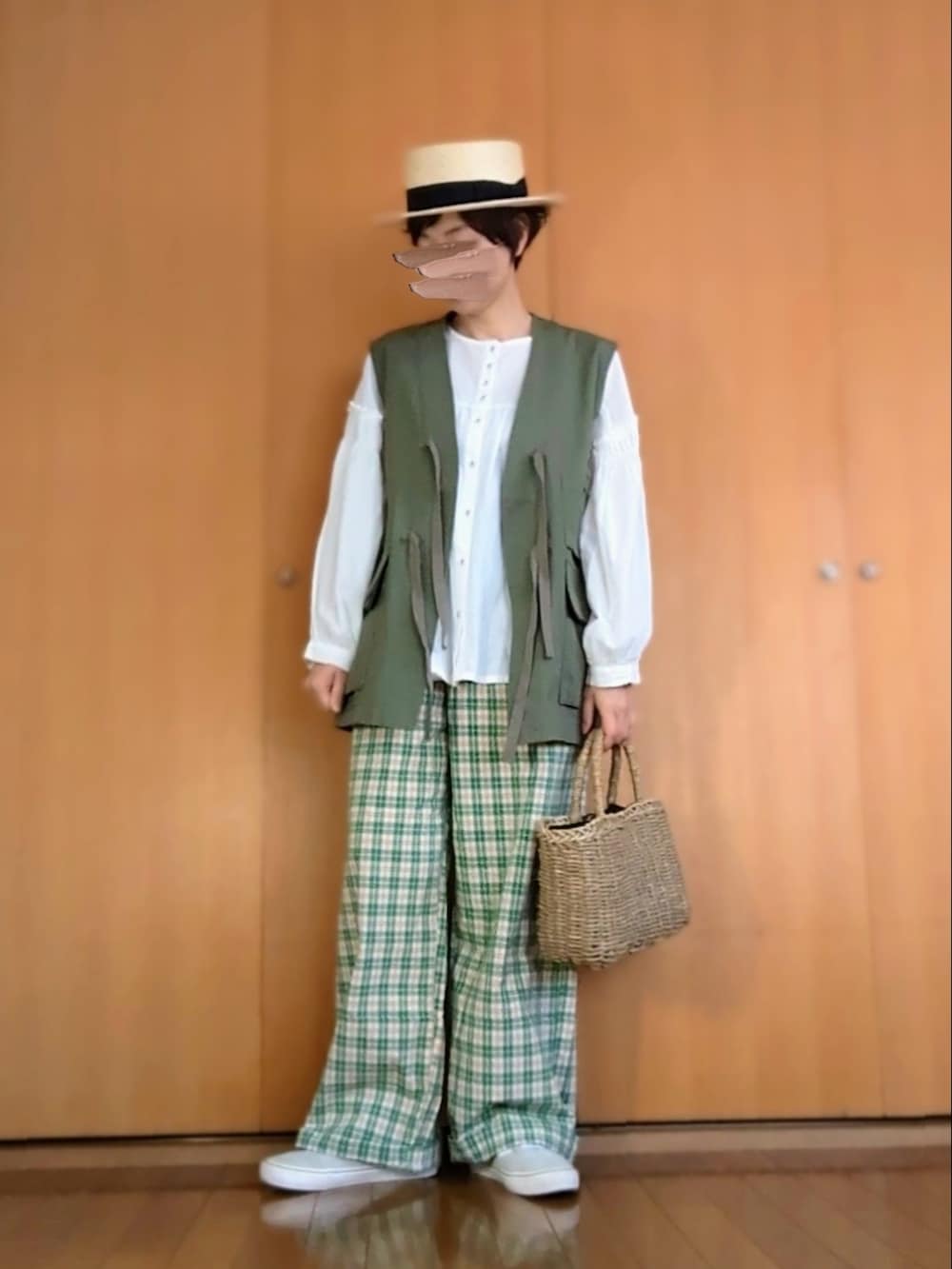 ホワイト系のシャツ/ブラウス、グリーン系のその他パンツ、グリーン系のベストを着用したレディースの春コーディネートの2枚目の写真