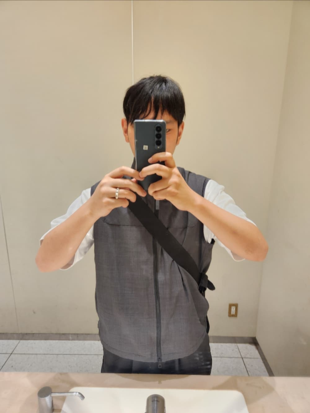 「フリークスストア、ユニクロ、アシックス、夏コーデ、LINEN LIKE VEST、エアリズムコットンオーバーサイズTシャツ(５分袖)、LINEN LIKE EASY PT、ゲルカヤノ14、セットアップ、心斎橋PARCO、GLAY」｜「FREAK'S STOREの速乾素材 リラックスフィット リネンライク ジップベスト リネン風 ホームケア（ベスト、グレー系）」を使った、akkunn_akkunnさん（メンズ・180cm）の夏コーディネートの2枚目の写真