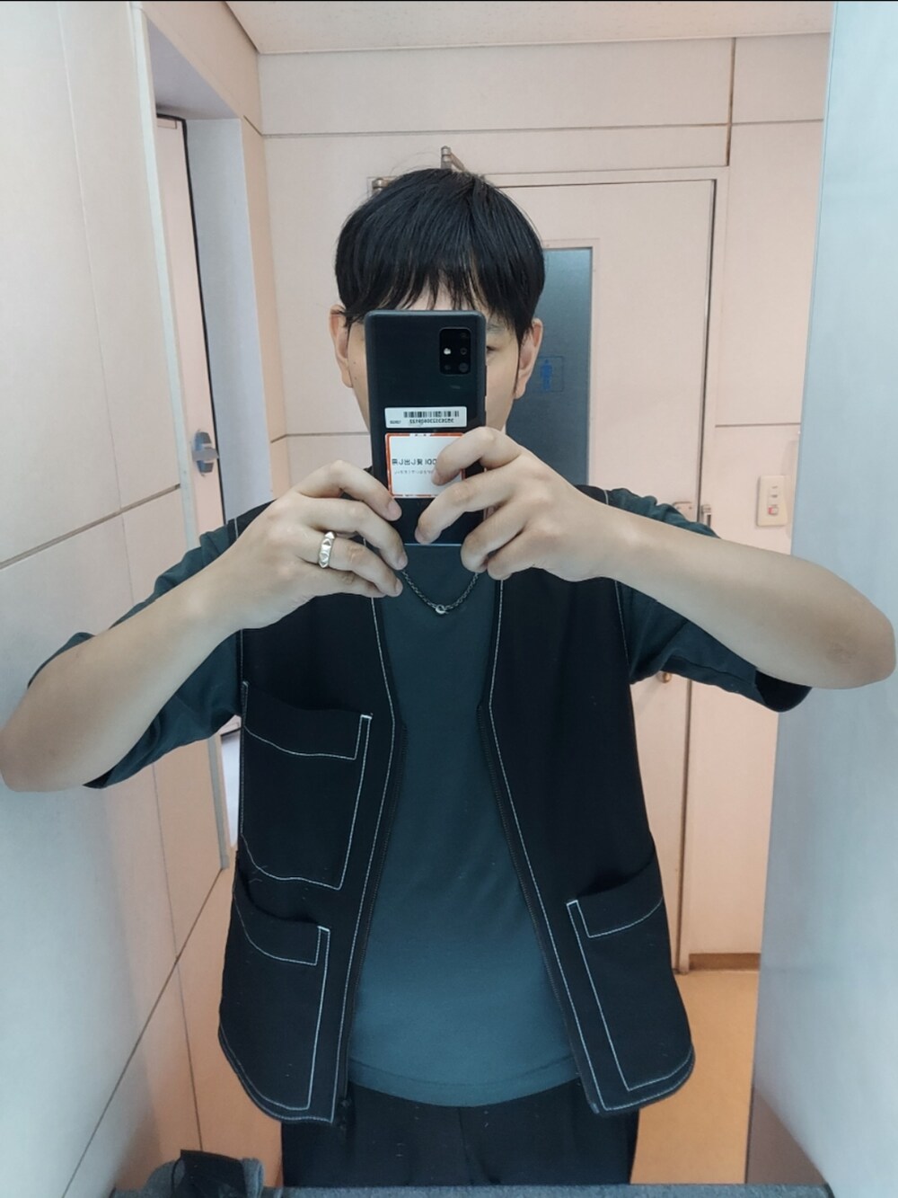 「ZARA、ユニクロ、コンバース、LIDNM、夏コーデ、コントラストトップステッチベスト、エアリズムコットンオーバーサイズTシャツ(５分袖)、タックワイドパンツ、ALLSTAR J HI、COMBI CHAIN NECKLACE、ベスト」｜「ZARAのアイテム（ベスト、ブラック系）」を使った、akkunn_akkunnさん（メンズ・180cm）の夏コーディネートの2枚目の写真
