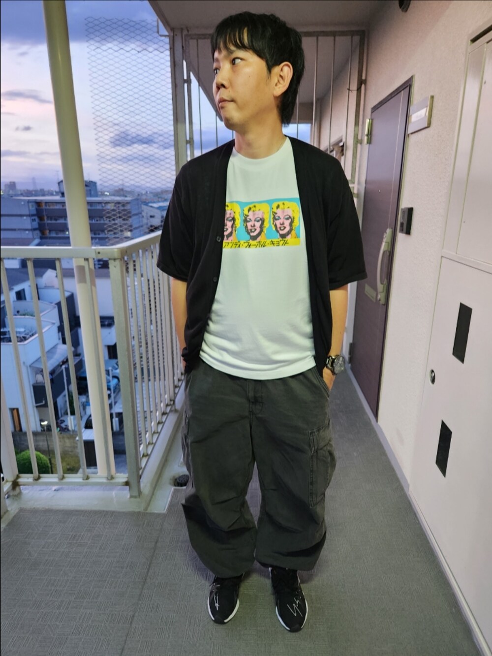 「アーバンリサーチドアーズ、ユニクロ、GU、Y-3、デニムスーパーワイドカーゴパンツ、みんなの白Tフェス、夏コーデ」｜「URBAN RESEARCH DOORSの【WEB限定】強撚5分袖カーディガン（カーディガン/ボレロ、ブラック系）」を使った、akkunn_akkunnさん（メンズ・180cm）の夏コーディネートの2枚目の写真