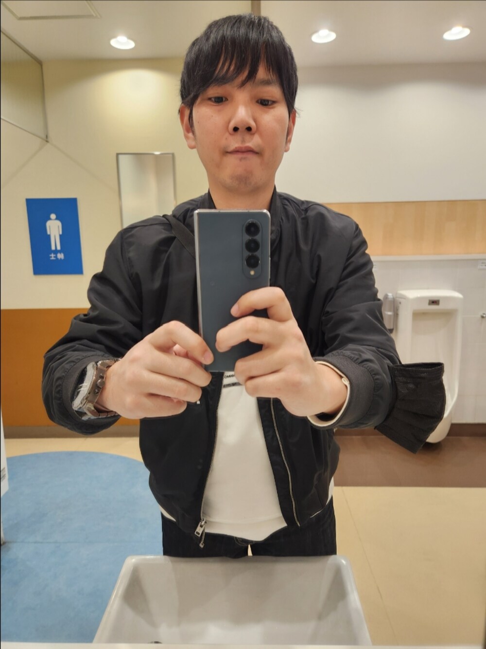 「H&M、Y-3、リーバイス、GU、春コーデ、ジップアップブルゾン、U SQUARE LABEL GRAPHIC CREW SWEATSHIRT、白スニーカー」｜「H&Mのアイテム（ブルゾン、ブラック系）」を使った、akkunn_akkunnさん（メンズ・180cm）の春コーディネートの3枚目の写真