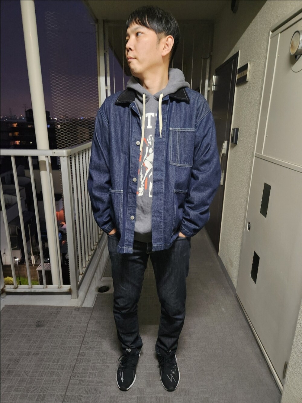 「GU、ヒステリックグラマー、リーバイス、Y-3、春コーデ、デニムカバーオールジャケット、HYS TIMES COLLEGEパーカー、FYW S-97、デニムonデニム」｜「GUのアイテム（カバーオール、ブルー系）」を使った、akkunn_akkunnさん（メンズ・180cm）の春コーディネートの2枚目の写真