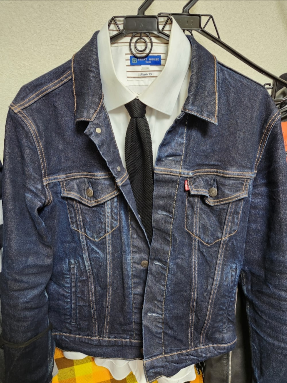 「リーバイス、シャツハウス、リーバイスMade&Crafted、コンバース、RINSE STRETCH TRUCKER、シャツ、古着、お父さんのニットタイ、511MADE IN JAPAN、CT70、デニムonデニム、シャツイン、タイドアップ、セットアップ、春めき満開コーデ」｜「Levi'sのアイテム（デニムジャケット、ブルー系）」を使った、akkunn_akkunnさん（メンズ・180cm）の春コーディネートの4枚目の写真