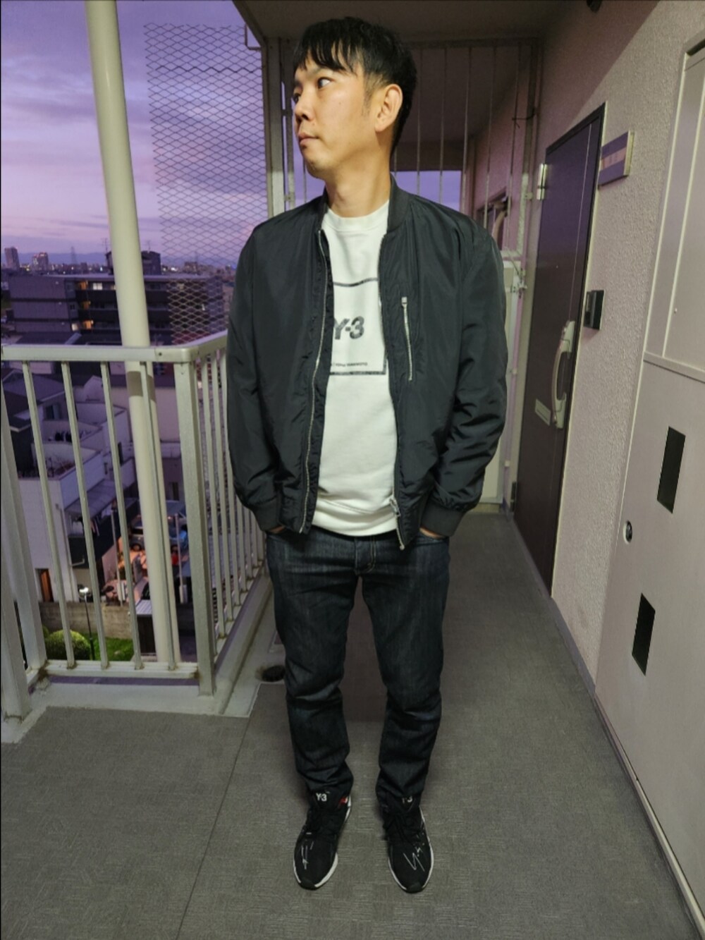 「H&M、Y-3、リーバイス、秋コーデ、ジップアップブルゾン、U SQUARE LABEL GRAPHIC CREW SWEATSHIRT、511リジット、FYW S-97、マイブーム、ホワイトカラー」｜「H&Mのアイテム（ブルゾン、ブラック系）」を使った、akkunn_akkunnさん（メンズ・180cm）の秋コーディネートの2枚目の写真