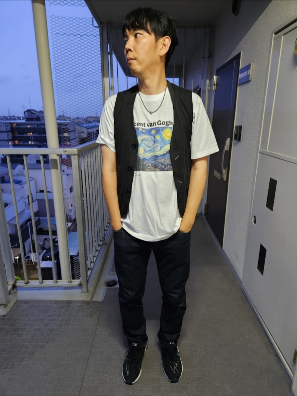 「マリテフランソワジルボー、ユニクロ、リーバイスMade&Crafted、Y-3、夏コーデ、ジレ、MoMAアートアイコンズUT、511MADE IN JAPAN、FYW S-97、COMBI CHAIN NECKLACE、新作、UT、MoMA、星月夜、ゴッホ」｜「MARITHE + FRANCOIS GIRBAUDのアイテム（ベスト、ブラック系）」を使った、akkunn_akkunnさん（メンズ・180cm）の夏コーディネートの2枚目の写真